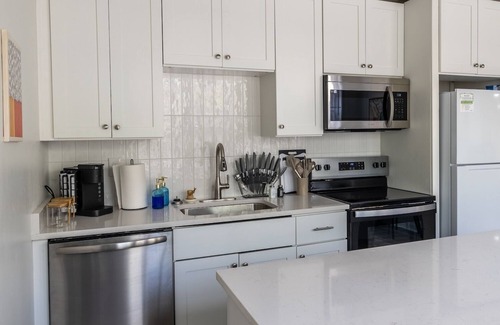 Central Gardens House | Charming 1-bedroom bungalow with large living space, WiFi, AC in midtown Memphis