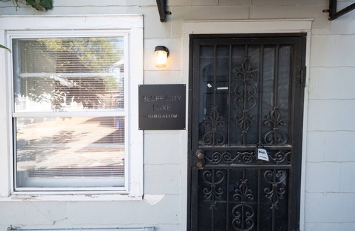 Central Gardens House | Charming 1-bedroom bungalow with large living space, WiFi, AC in midtown Memphis
