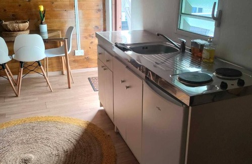 Tanetane Cottage | Charming 1-bedroom cottage in amazing Portsmouth with WiFi, AC