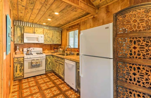 Midway Ski Chalet | Charming 1-bedroom chalet, Outdoor Shower TOO! Near Savannah