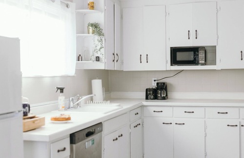 Marshland House | Charming 1-bedroom house in delightful Winona with WiFi, AC and PRIVATE PATIO