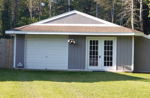 Cheboygan House | Charming 1-Bedroom Lodge Near Mackinac – Year-Round Getaway!