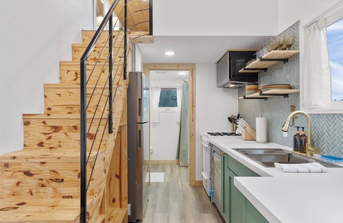 Kelso House | Charming 1-bedroom tiny house in Kelso with HOTUB,A/C, & WIFI