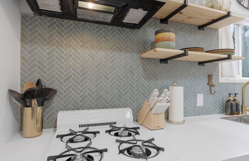 Kelso House | Charming 1-bedroom tiny house in Kelso with HOTUB,A/C, & WIFI