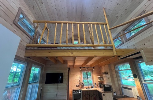 Lincoln House | Charming 1-bedroom treehouse with WiFi, AC, Hot Tub in gorgeous Lincoln VT