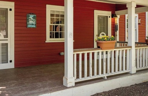 Hillsborough Cottage | Charming 1-bedroom cottageHillsborough Historic District walk to downtown
