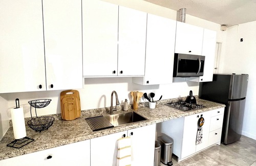 North Hills West House | Charming 1-bedroom house in amazing Los Angeles with AC, WiFi