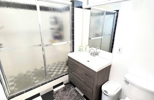 North Hills West House | Charming 1-bedroom house in amazing Los Angeles with AC, WiFi