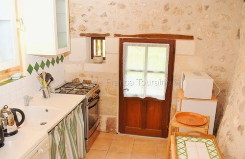 Betz-le-Chateau Cottage | Charming 18th Century Gîte with Garden, Near Castles & Vineyards, Pet Friendly