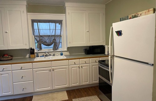 Greeley House | Charming 1916 Craftsman Near UNC & Historic Downtown Greeley with AC and WiFi