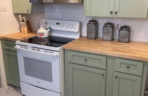 Laurel House | Charming 1930's Euclid Ave Bungalow