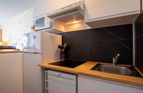 Germ Apartment | Charming 1BR+Cabin Apt for 6, Steps to Ski Lifts, Free Parking