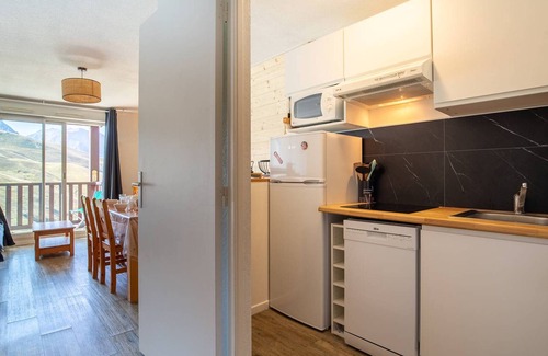 Germ Apartment | Charming 1BR+Cabin Apt for 6, Steps to Ski Lifts, Free Parking