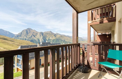 Germ Apartment | Charming 1BR+Cabin Apt for 6, Steps to Ski Lifts, Free Parking