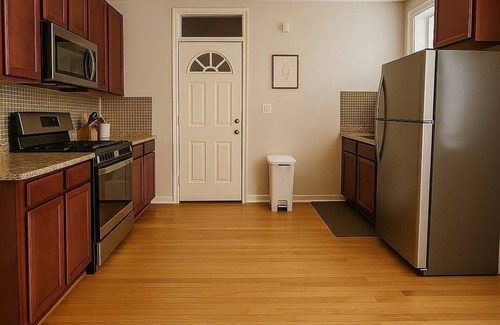 Old Irving Park Apartment | Charming 1BR in Old Irving