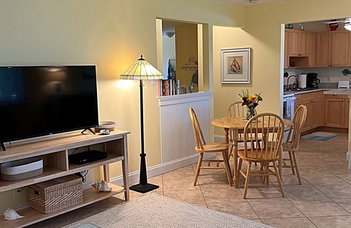 Juno Beach House | Charming 2/1 Tropical Getaway - Walk to Beach