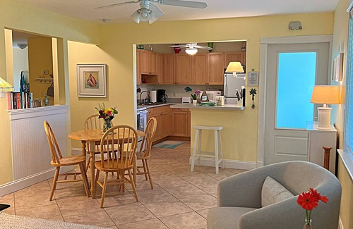 Juno Beach House | Charming 2/1 Tropical Getaway - Walk to Beach