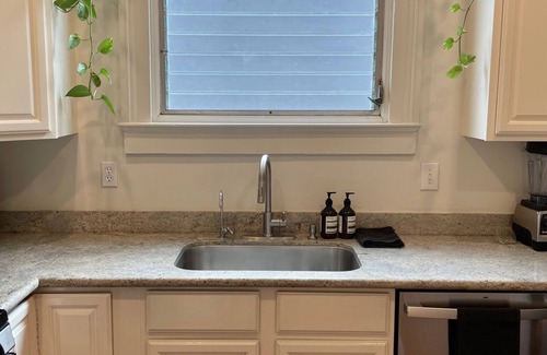 Audubon Apartment | Charming 2 bd/2bth apt. walk to Audubon, Tulane, Sbucks, restaurants & shopping.