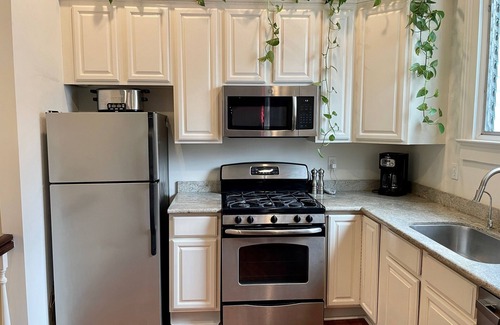 Audubon Apartment | Charming 2 bd/2bth apt. walk to Audubon, Tulane, Sbucks, restaurants & shopping.