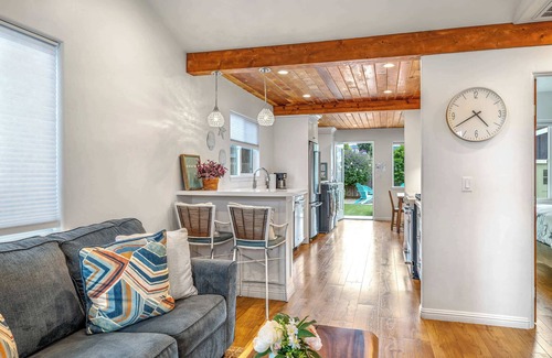 Seaside House | Charming 2 BDR Seaside Cottage – 5 Min to Beach!