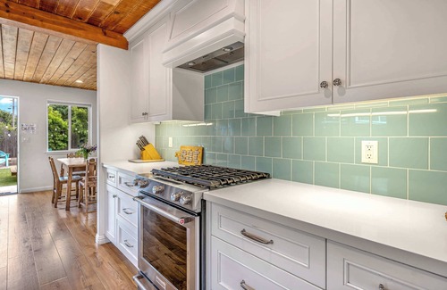 Seaside House | Charming 2 BDR Seaside Cottage – 5 Min to Beach!