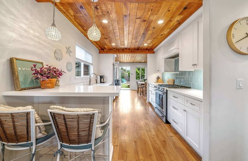 Seaside House | Charming 2 BDR Seaside Cottage – 5 Min to Beach!