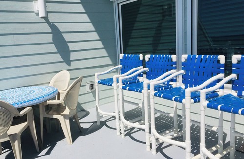 Sunnyside House | Charming 2-bedroom 2 bath townhome with private garage the water!