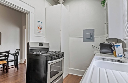 Old East Dallas Apartment | Charming 2 Bed/1 Bath Retreat Near Baylor Hospital - - Sleeps 2 Adults Comfortab