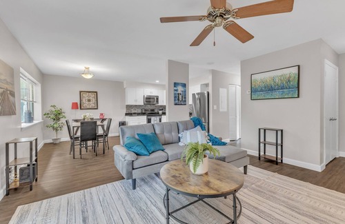North Raleigh Apartment | Charming 2-bed 2-bath Apartment with WiFi, AC in lovely North Hills, Raleigh