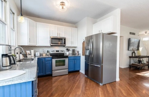 St. Charles House | Charming 2-Bed Brownstone in The Heart of New Town