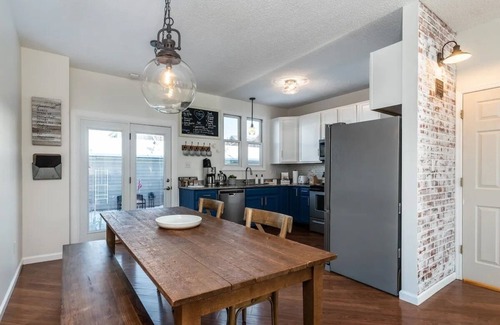 St. Charles House | Charming 2-Bed Brownstone in The Heart of New Town