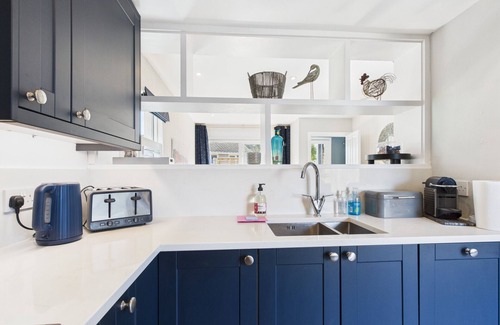 Yarmouth Ski Chalet | Charming 2-Bed Family Cottage Your West Bay Retreat