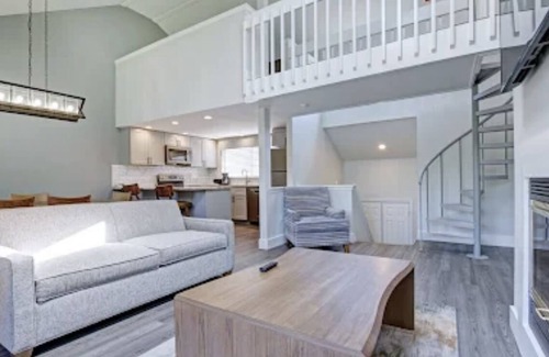 East Stroudsburg Villa | Charming 2-bedroom loft villa in East Stroudsburg with WiFi, fitness room