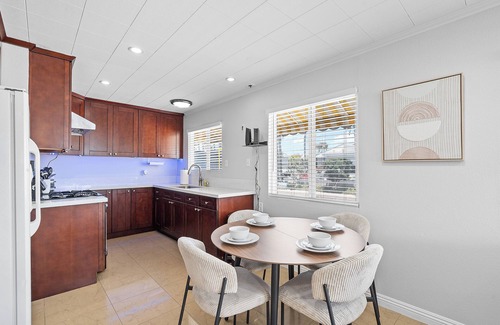 Sunset Beach House | Charming 2-bedroom house few step to Sand, near Down town Huntington Beach