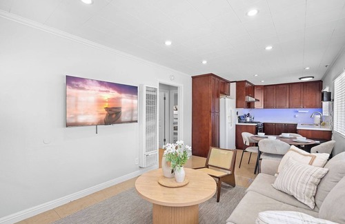 Sunset Beach House | Charming 2-bedroom house few step to Sand, near Down town Huntington Beach