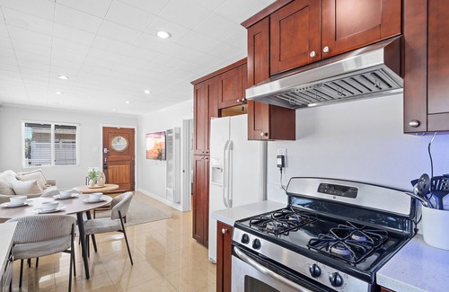 Sunset Beach House | Charming 2-bedroom house few step to Sand, near Down town Huntington Beach