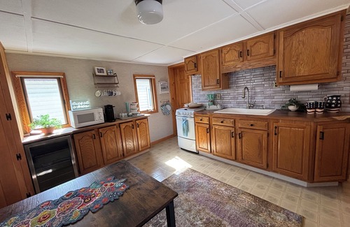 Wellesley Island Cabin | Charming 2-bedroom cabin with AC, WiFi in wonderful Wellesley Island