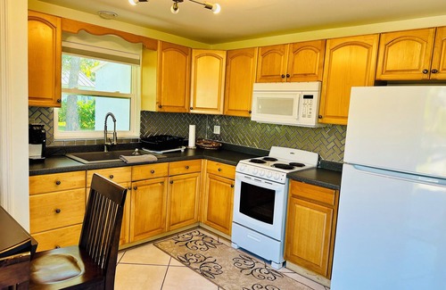 Bonita Shores Cottage | Charming 2-bedroom Florida cottage home, walking distance to Barefoot beach.