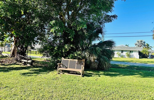 Bonita Shores Cottage | Charming 2-bedroom Florida cottage home, walking distance to Barefoot beach.