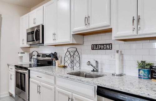 Issue Condo | Charming 2 Bedroom Downtown Vacation Rental: Stroll to Shops and River with Ease