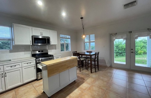 Lubbers Quarters Cay House | Charming 2-bedroom house with Hill-top views on Pelican Shores.