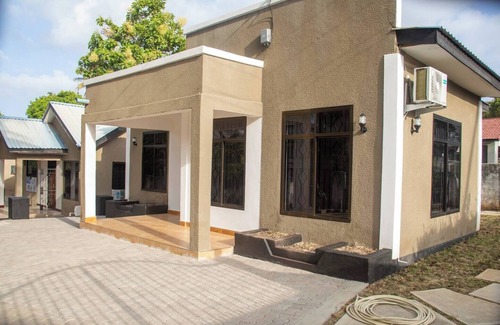 Mikocheni House | Charming 2-bedroom house in beautiful Mbezi Beach, Dar es Salaam with WiFi, AC