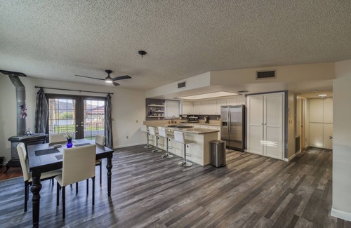 Holiday Shores House | Charming 2 bedroom home next to the river.