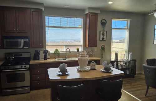 Moreno Valley Cottage | Charming 2-bedroom cottage in wonderful Moreno Valley with WiFi, all utilities