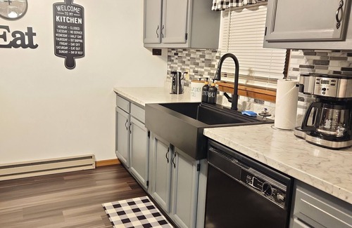 Niagara Falls Condo | Charming 2-bedroom condo with WiFi, AC in phenomenal Niagara Falls