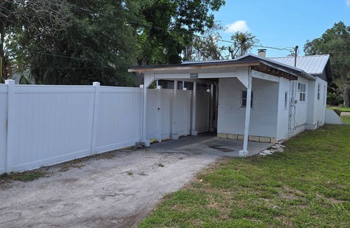 United Central House | Charming 2-bedroom house with WiFi, AC in enchanting St. Petersburg near it all!