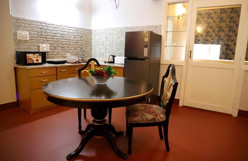 Taltala Apartment | Charming 2-bedroom, 2 bath apartment in Central Kolkata with WiFi, AC, Kitchen