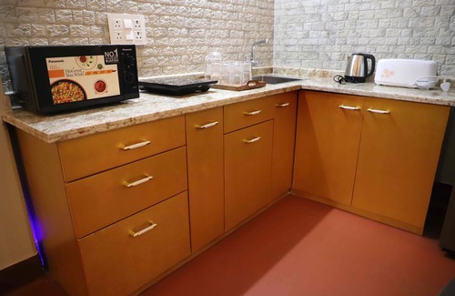 Taltala Apartment | Charming 2-bedroom, 2 bath apartment in Central Kolkata with WiFi, AC, Kitchen