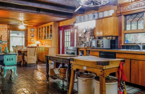 Kelso - Longview House | Charming 2-bedroom A-Frame log cabin house with WiFi, AC in Kelso