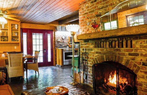 Kelso - Longview House | Charming 2-bedroom A-Frame log cabin house with WiFi, AC in Kelso
